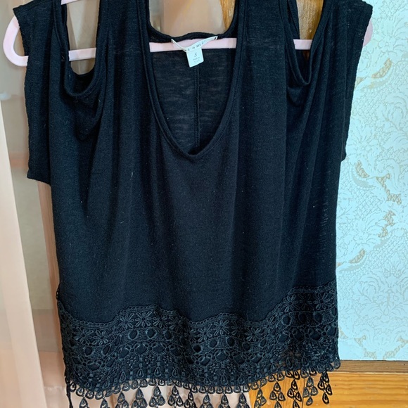 Black Summer Top W.Cutout Shoulders - Picture 5 of 5
